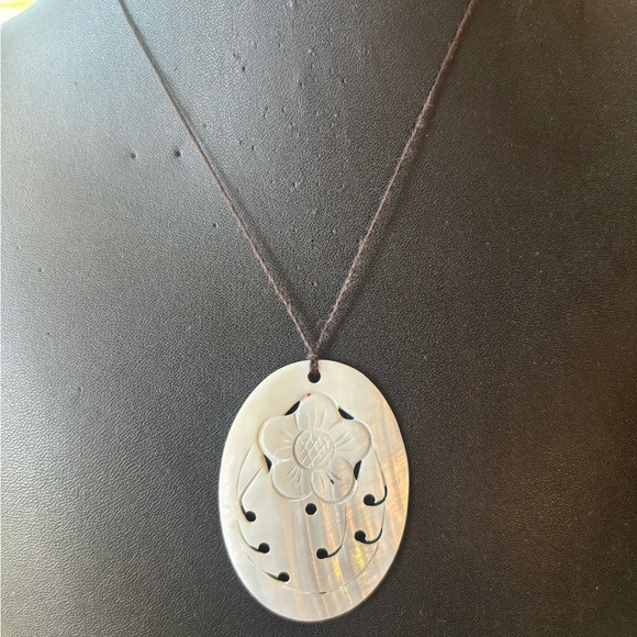 Jewelry - Mother of Pearl Flower Pendant Necklace